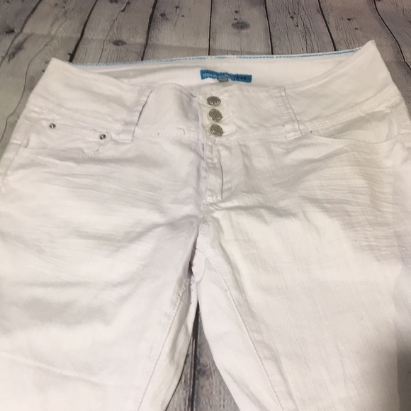 YMI White Capris with wide waistband - Picture 3 of 4
